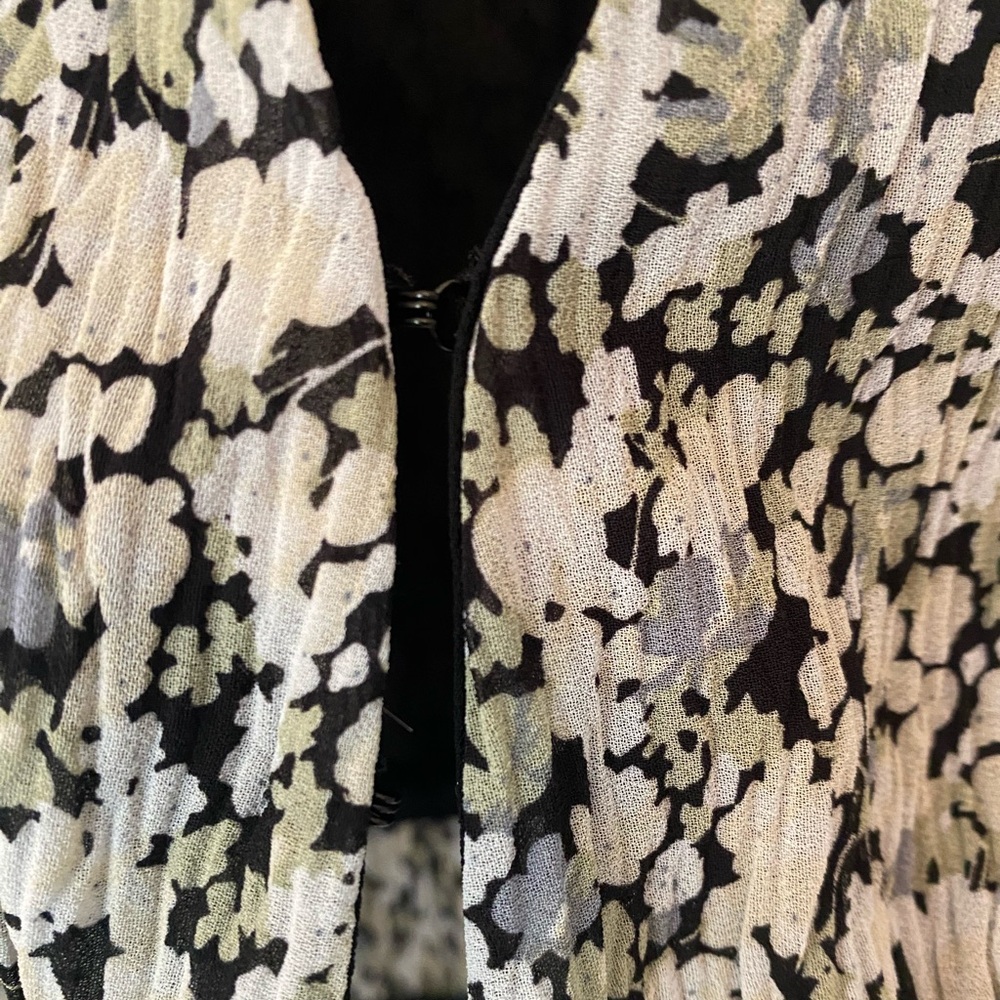 ASTR The Label Floral Bubble Puff Sleeve Blouse With Ties - Picture 9 of 12